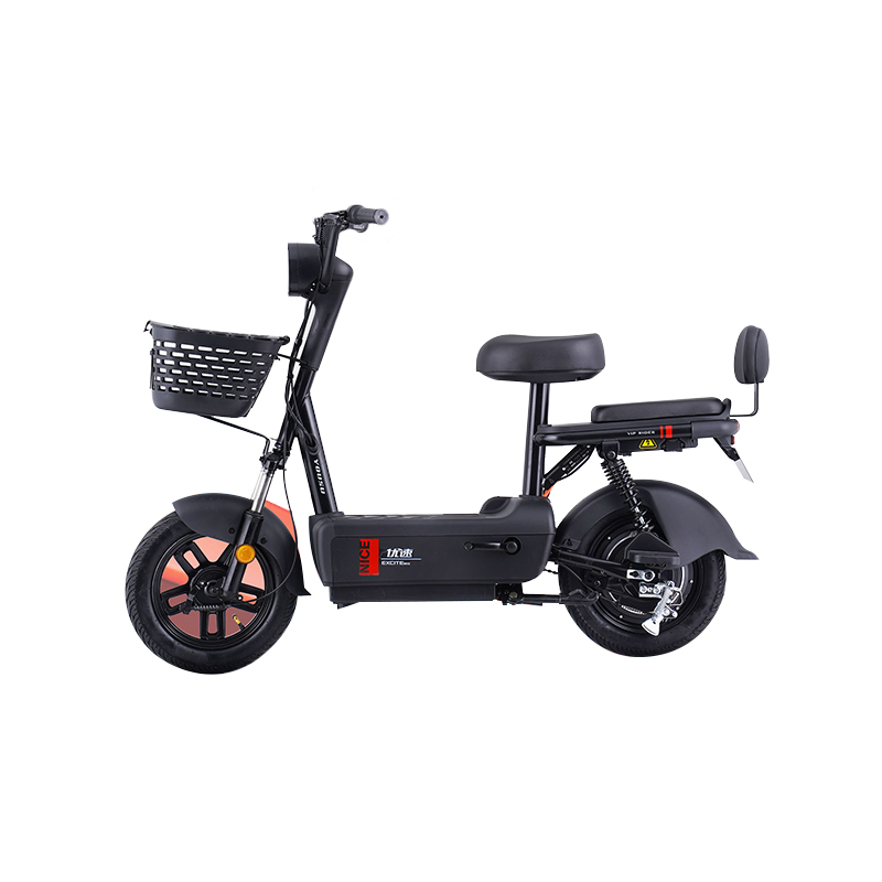Hvor godt presterer CoolRun Model Electric Scooter når det gjelder kjørestabilitet og styrepresisjon ved høyere hastigheter eller under skarpe svinger?