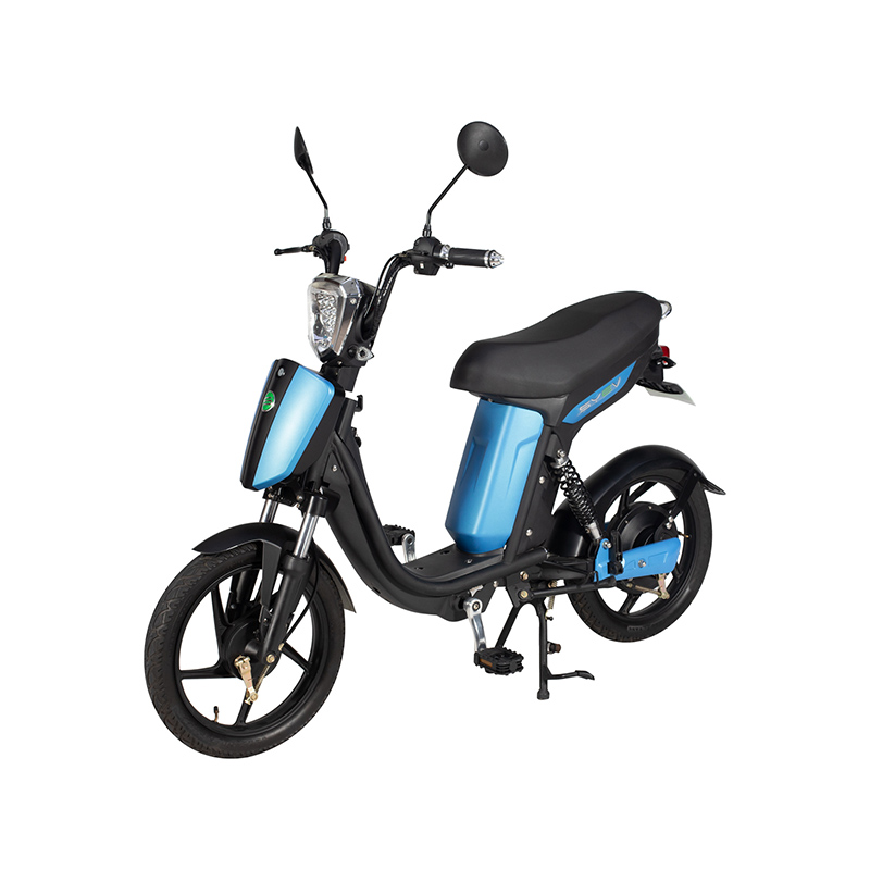Hvordan er vindbeskyttelsen som tilbys av Versatile Motorcycles kåpe sammenlignet med andre motorsykler designet for langdistansekjøring i flere terreng?